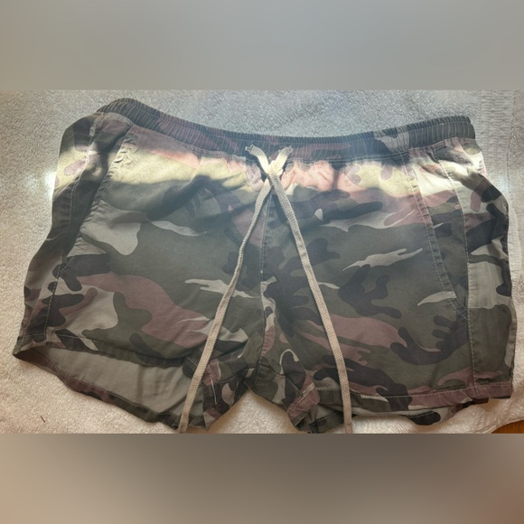 Small Camo Hard Tail Shorts- NWT - Picture 1 of 2